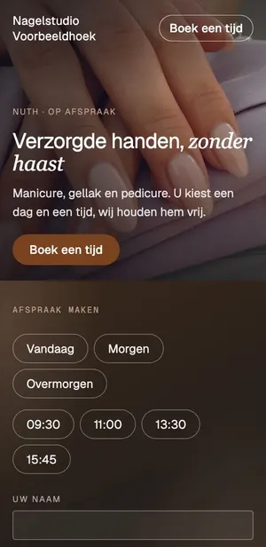 Dezelfde site van Nagelstudio Voorbeeldhoek op een telefoon